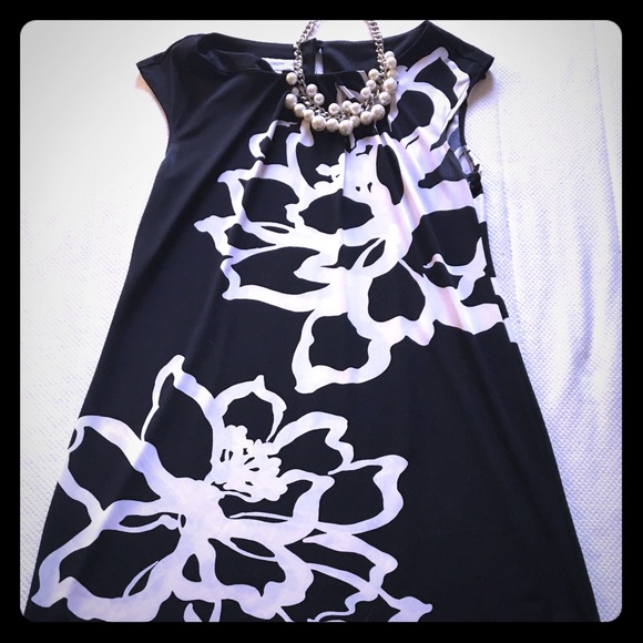 Studio London Times Dresses & Skirts - Gorgeous black and white graphic dress